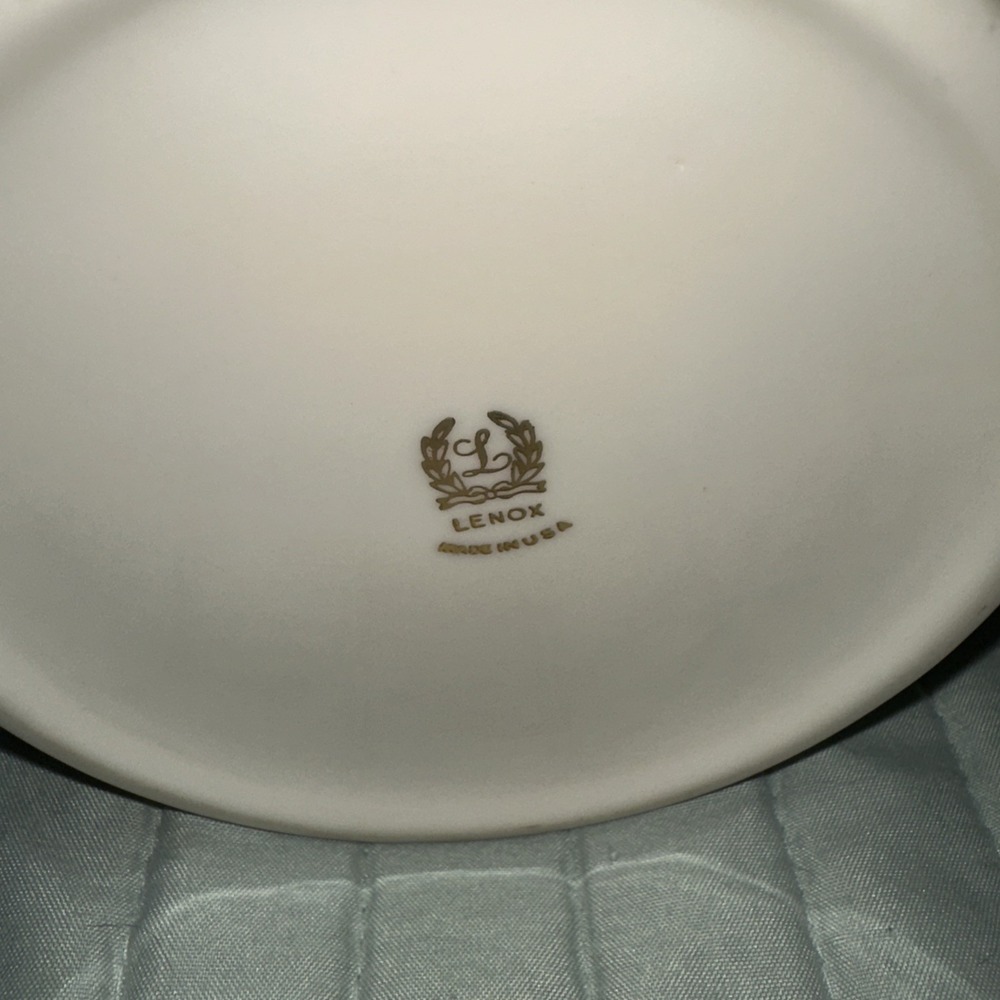 Lenox Porcelain Vase Autumn Leaves pattern, Ivory color with gold trim 9.5" - Picture 5 of 5